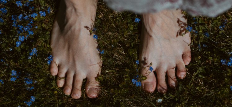 pies descalzos en flores